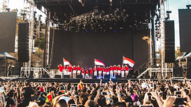 Niki Zefanya Nyanyikan Lagu Indonesia Raya di Festival Musik Amerika.