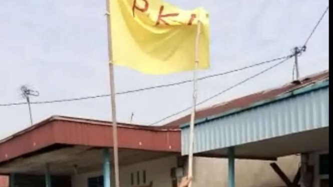Berkibar bendera kuning bertuliskan PKI