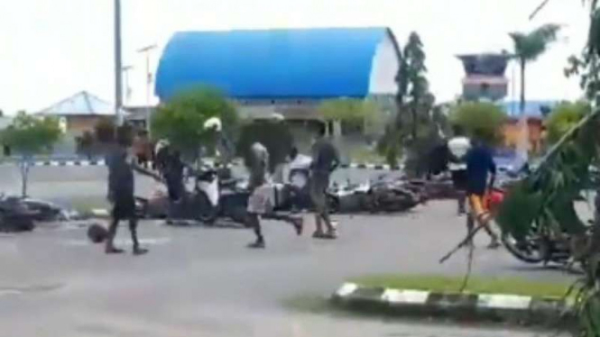 Massa merusakan motor di parkiran Bandara Sorong, Papua Barat.