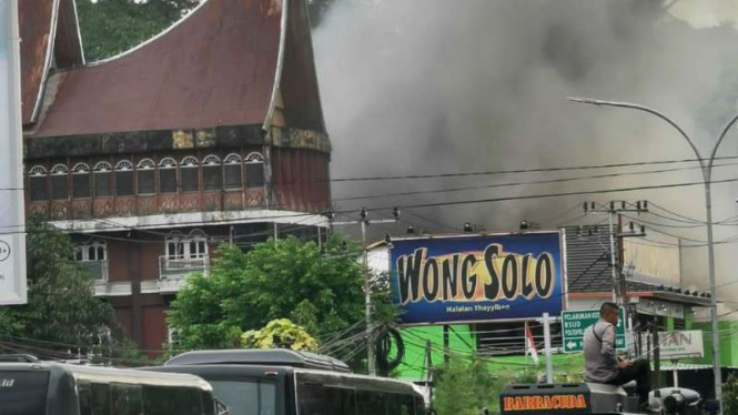 Restoran Wong Solo di Sorong, Papua Barat, jadi sasaran pembakaran massa.