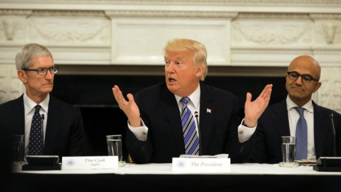 Curahan Hati CEO Apple ke Donald Trump. (FOTO: Reuters/Carlos Barria)