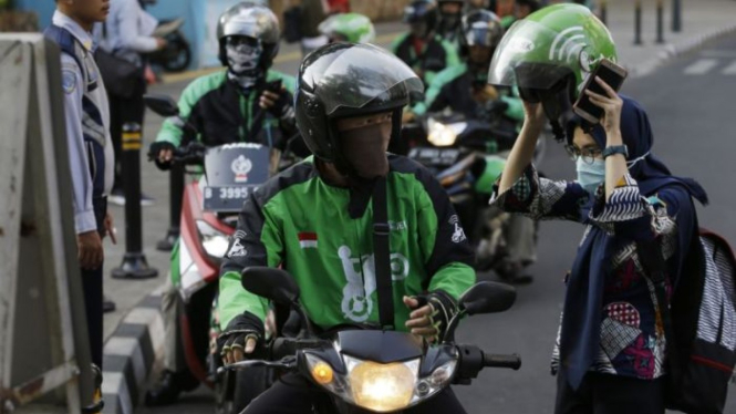 Ojek motor memungkinkan perdagangan daging lebih mudah dan efisien di kalangan konsumen di kota besar seperti Jakarta.