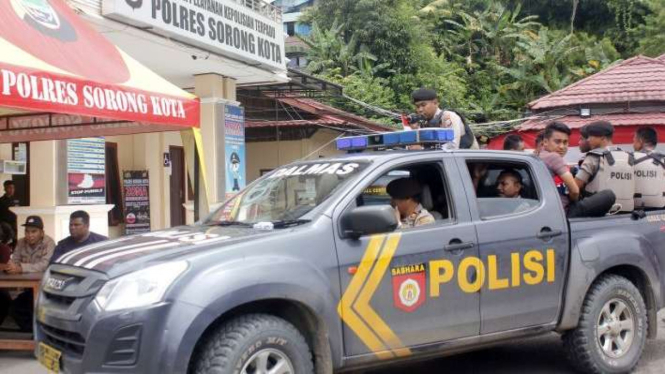 Polisi bersiaga di Mapolres Kota Sorong Papua Barat Senin (19/8/2019)
