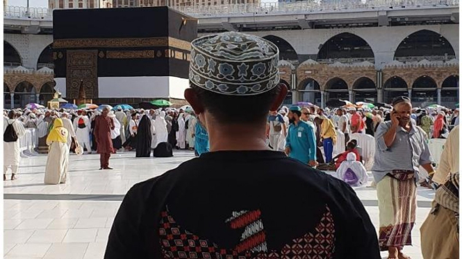 Mencoba khusyuk di Ka'bah.