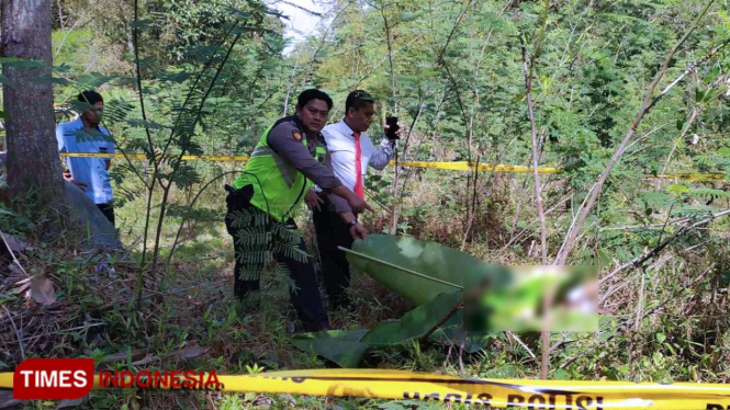 Polisi saat berada di lokasi kejadian. (FOTO: Erwin Wahyudi/TIMES Indonesia)