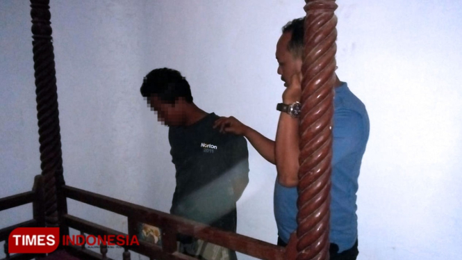 Kanit Reskrim Polsek Tanah Merah Aipda Priyanto, ketika mengamankan tersangka kasus narkoba usai diturunkan dari plafon rumah. (FOTO: Istimewa)