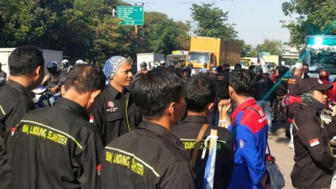 Massa buruh dari Tangerang ke Jakarta memprotes revisi UU Ketenagakerjaan.