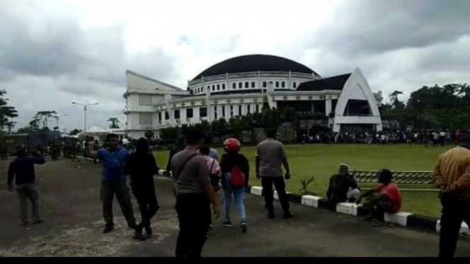 Massa menggelar unjuk rasa di depan kantor DPRD Timika, Papua.