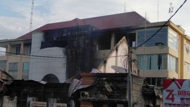 Kondisi gedung DPRD Papua Barat yang terbakar pascakerusuhan di Manokwari, Papua Barat, Senin (19/02/2019). Suasana Manokwari hari ini mulai kondusif. 