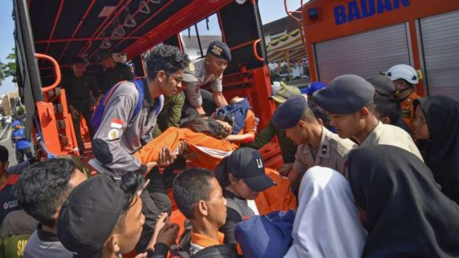 Latihan evakuasi korban saat simulasi gempa bumi berpotensi tsunami di NTB beberapa waktu lalu. Pemerintah Sumbar pun menerapkan antisipasi menghadapi bencana alam.