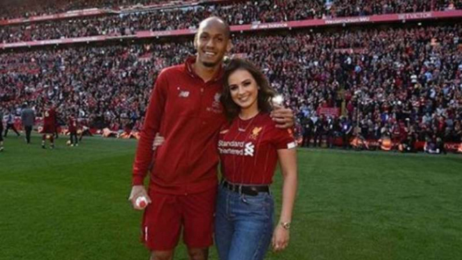 Fabinho dan istrinya Rebeca Tavares.