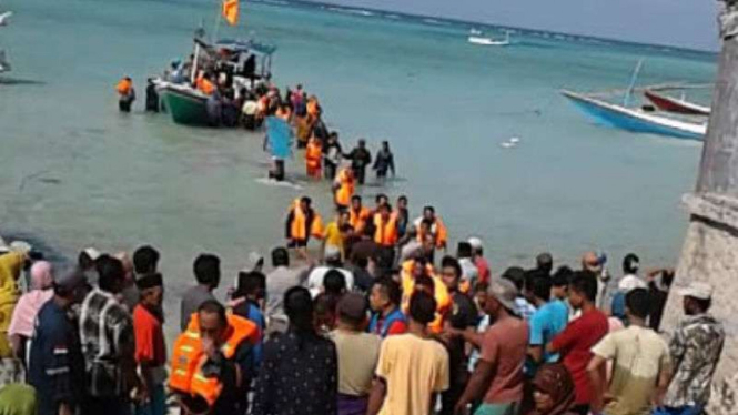 Proses evakuasi korban kapal Santika Nusantara terbakar.