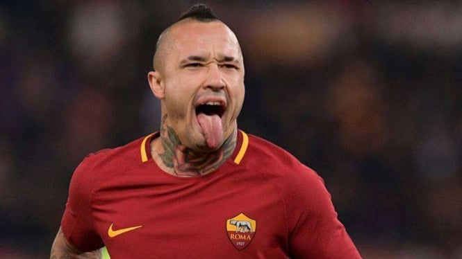 Radja Nainggolan saat masih membela AS Roma