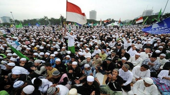 Survei terbaru yang melibatkan 450 ulama di 15 kota besar Indonesia menunjukkan mayoritas pemuka agama Islam ini mendukung sistem demokrasi.