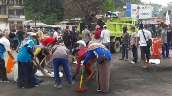 Warga kerjabakti di  Pasar Thumburuni dan Jalan Salasa Namudat, Fakfak, Papua. 