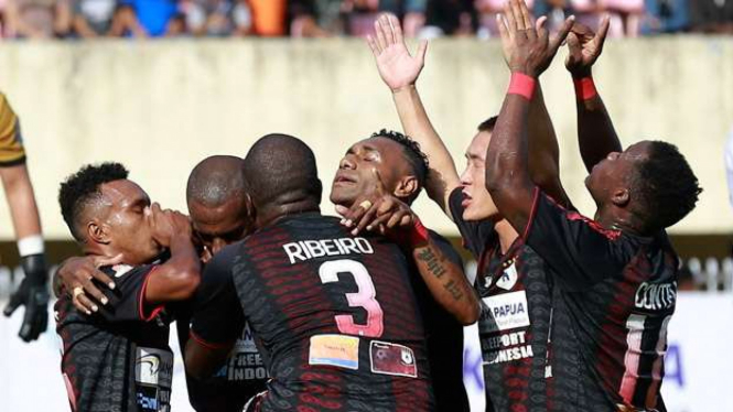 Para pemain Persipura Jayapura merayakan gol