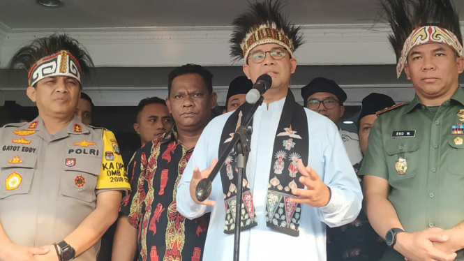 Gubernur DKI Jakarta Anies Baswedan (tengah)