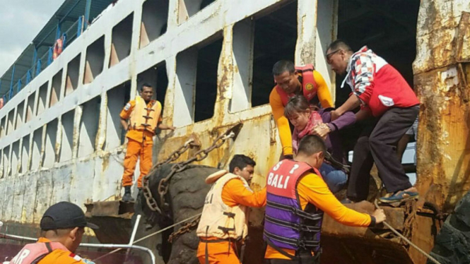Tim SAR evakuasi penumpang kapal kandas
