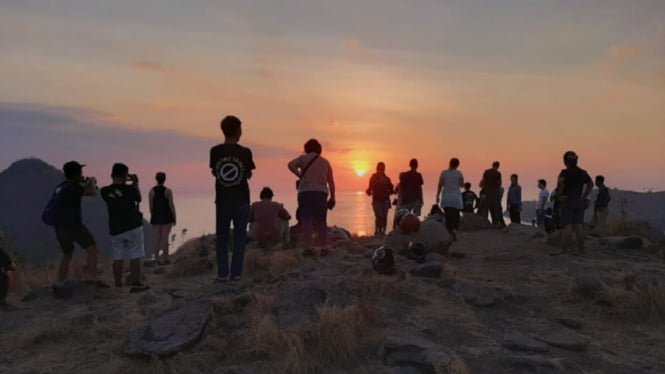 Menatap golden sunset di Bukit Cinta Labuan Bajo