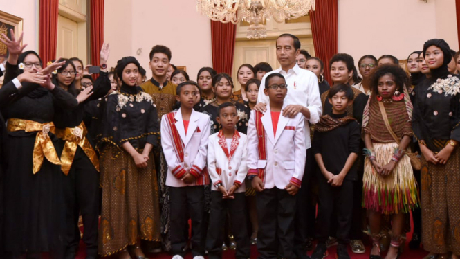 Jokowi dalam acara bertajuk Talenta Muda Bhinneka Tunggal Ika di Istana