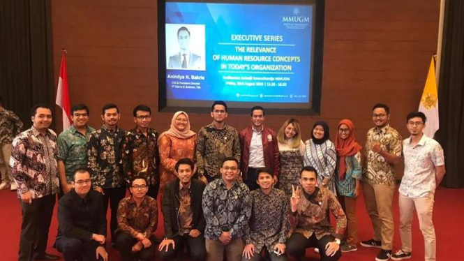 Anindya Novyan Bakrie (tengah, berjaket merah) usai menjadi pembicara utama seminar di Magister Manajemen Fakultas Ekonomi dan Bisnis Universitas Gajah Mada Yogyakarta, Jumat 23 Agustus 2019. 