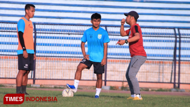 Hambali Tolib (tengah), mendengarkan arahan dari pelatih Persela, Nil Maizar, dalam sesi latihan di Stadion Surajaya Lamongan, Kamis (22/8/2019). (FOTO: MFA Rohmatillah/TIMES Indonesia)