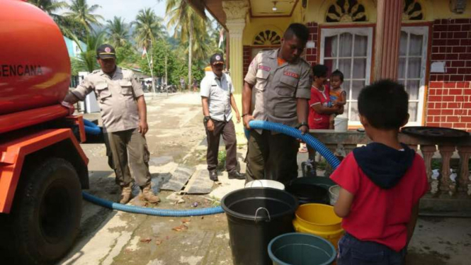Petugas menyuplai air bersih ke pemukiman warga yang kekeringan di Kota Padang.