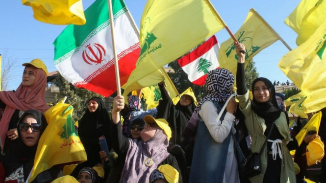 Pendukung dan simpatisan kelompok Hizbullah menggelar pawai merayakan 13 tahun berakhirnya perang dengan Israel pada 16 Agustus 2019 lalu. - MAHMOUD ZAYYAT/AFP