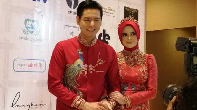 Roger Danuarta dan Cut Meyriska jumpa pers jelang resepsi pernikahan di Jakarta.