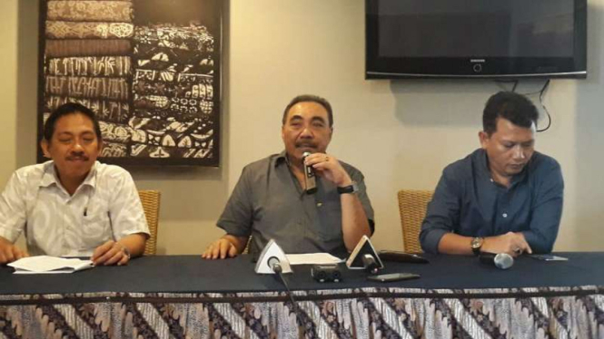 Ketua LPSK Hasto Atmojo Suroyo (tengah) saat jumpa pers terkait pemotongan anggaran.