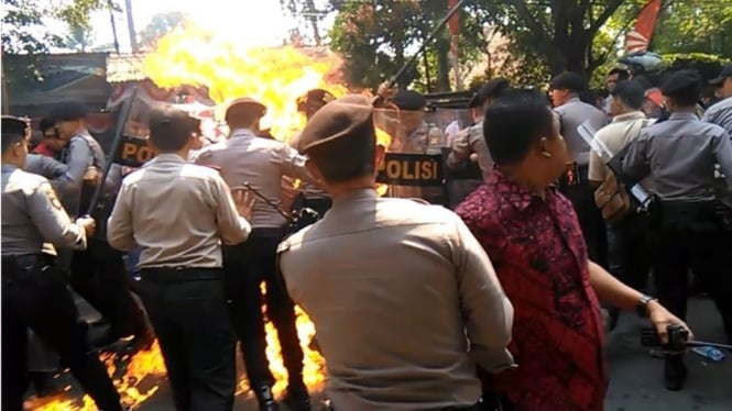 Sebanyak empat polisi mengalami luka bakar dalam unjuk rasa mahasiswa di depan kantor Bupati Cianjur, Kamis (15/8). - Kompas.com/Firman Taufiqurrahman