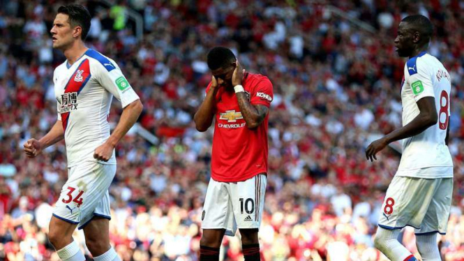 Ekspresi kecewa penyerang Manchester United, Marcus Rashford (tengah)