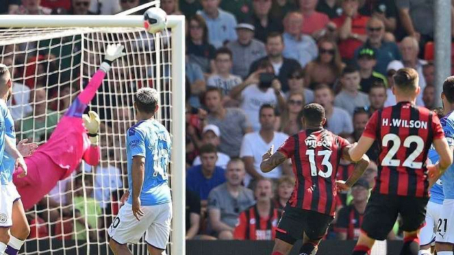 Pemain Bournemouth, Harry Wilson (22), mencetak gol ke gawang Manchester City