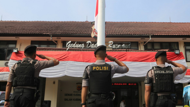 Polres Bogor kibarkan bendera setengah tiang.