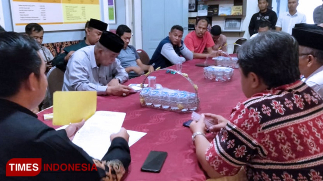 Sejumlah warga saat beraudiensi di kantor KPU Kabupaten Probolinggo, soal dugaan ijazah palsu. (FOTO: Dicko W/TIMES Indonesia)