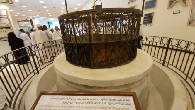 Replika sumur Zamzam dan penutupnya di Museum Haramain, Mekah