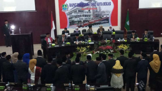 Pelantikan para anggota DPRD Kota Bekasi periode 2019-2024 di gedung DPRD Kota Bekasi, Jawa Barat, Senin, 26 Agustus 2019.