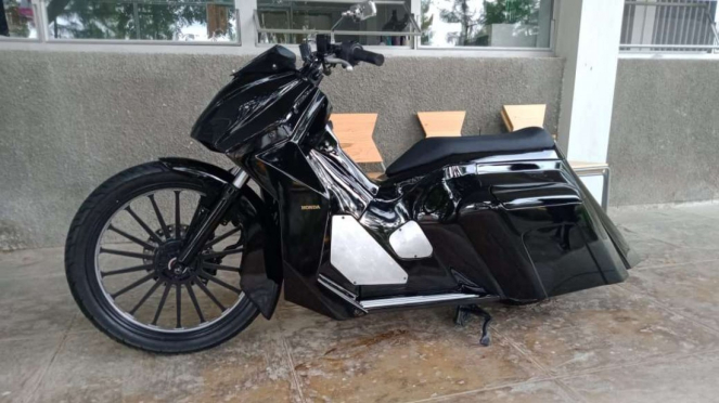 Honda PCX disulap bergaya bagger.