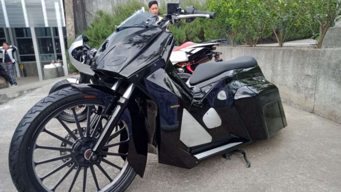 Honda PCX disulap bergaya bagger.