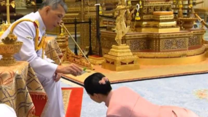 Raja Thailand dan Permaisuri Suthi saat pernikahan mereka