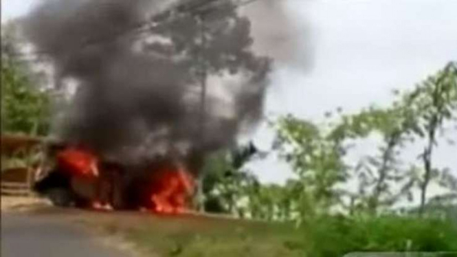 Cuplikan korban pembunuhan dibakar bersama mobilnya di Sukabumi 25 Agustus 2019 