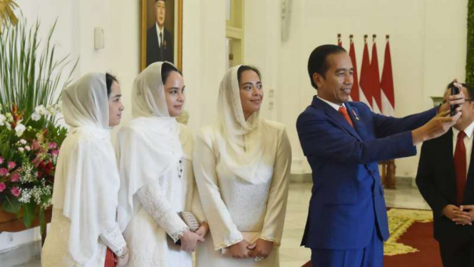 Jokowi selfie bersama tiga anak Raja Malaysia di Istana Bogor