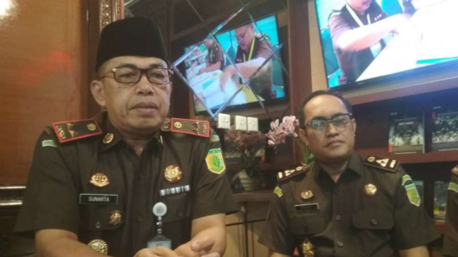 Kepala Kejaksaan Tinggi Jawa Timur, Sunarta (kiri), di Surabaya, Selasa, 27 Agustus 2019 saat menjelaskan soal hukuman kebiri kimia kepada para wartawan.