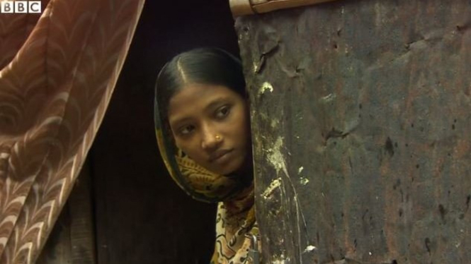 Pernikahan anak masih umum terjadi di Bangladesh, lapor wartawan BBC Mishal Husain. - BBC