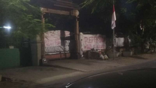 Suasana di Asrama Mahasiswa Papua di Jalan Kalasan Surabaya setelah didatangi rombongan Gubernur Papua, Lukas Enembe, pada Selasa petang, 27 Agustus 2019.