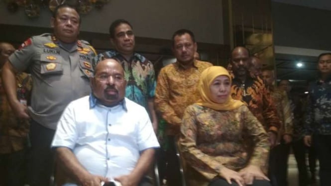 Gubernur Papua Lukas Enembe dan Gubernur Jawa Timur Khofifah Indar Parawansa di Surabaya pada Selasa malam, 27 Agustus 2019.