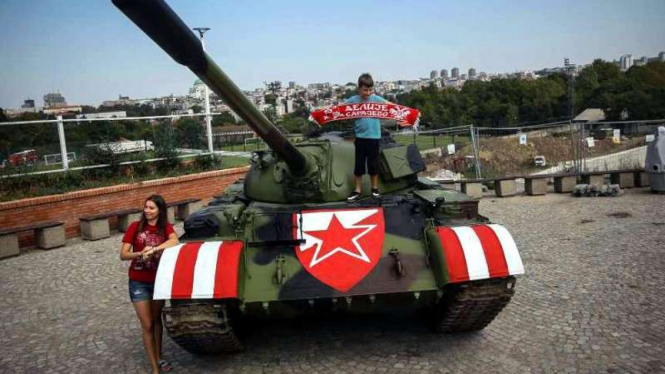 Tank T-54 yang dibawa pendukung Red Star Belgrade