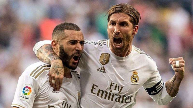 Penyerang Real Madrid, Karim Benzema (kiri), merayakan gol bersama Sergio Ramos