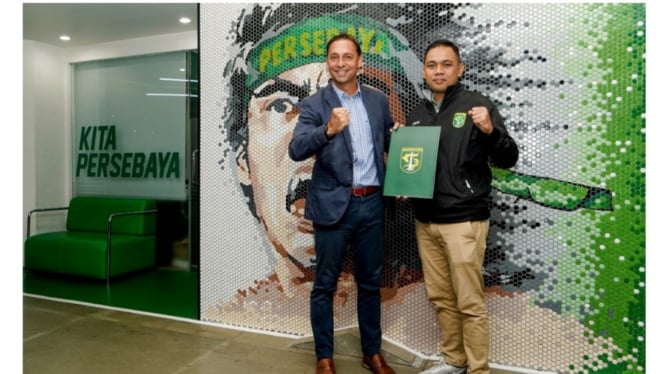 Wolfgang Pikal bersama manajer Persebaya Candra Wahyudi. 