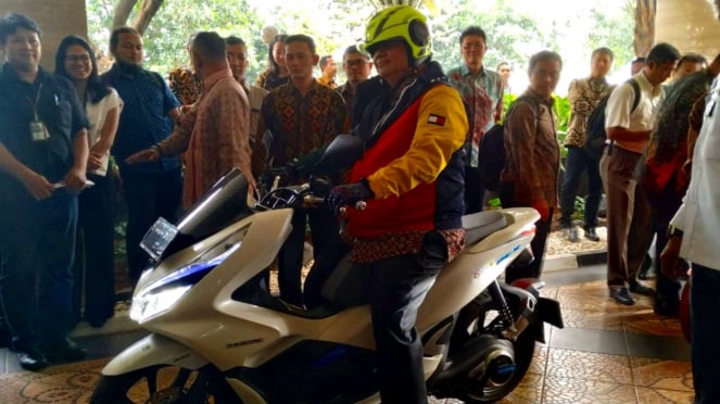 Menteri Perindustrian, Airlangga Hartarto mencoba Honda PCX Electric